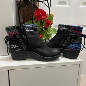 Boot black whit colors in the back